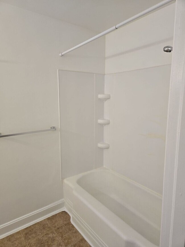 Building Photo - 552 E King St