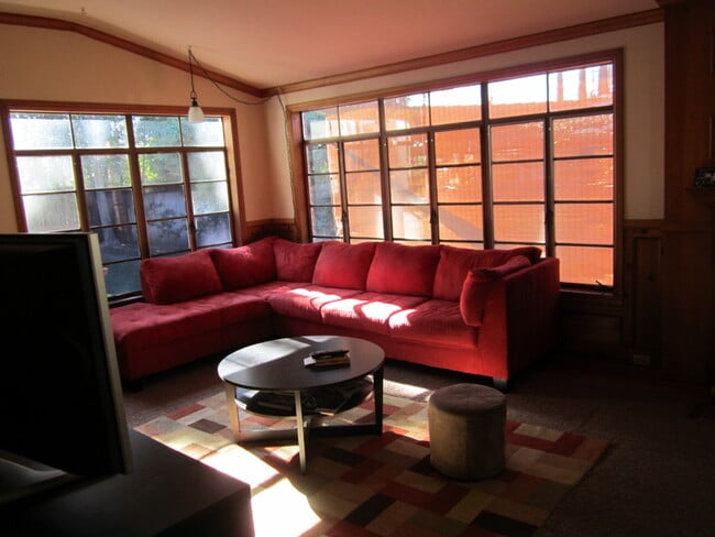 Building Photo - Classic Home Near Golf Course