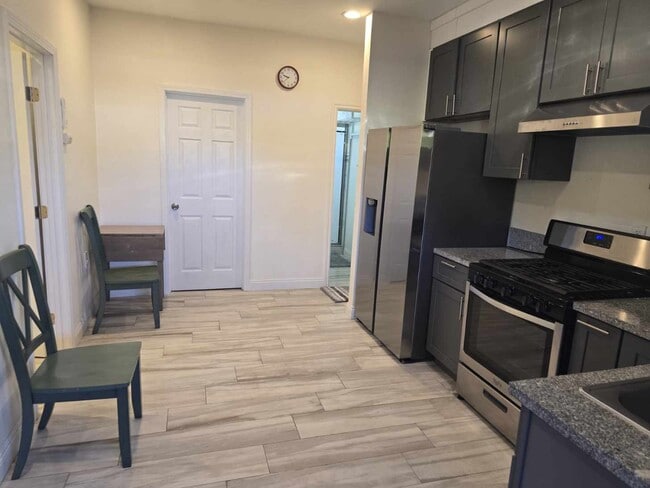 Building Photo - 525 S Western Ave