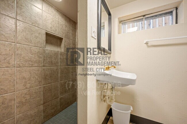 Building Photo - 909 W Evans Ave