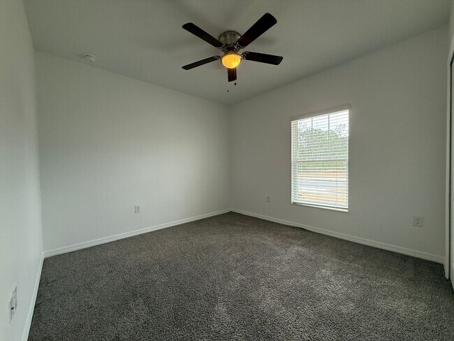 Building Photo - Beautiful 3 bedroom 2 bathroom home