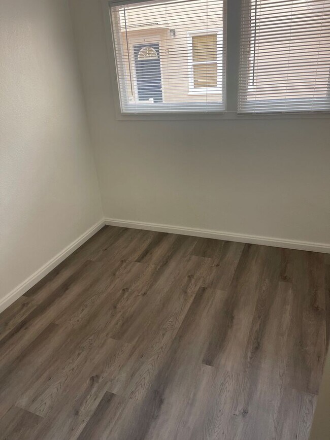 Building Photo - Newly upgraded Central Berkeley one-bedroo...