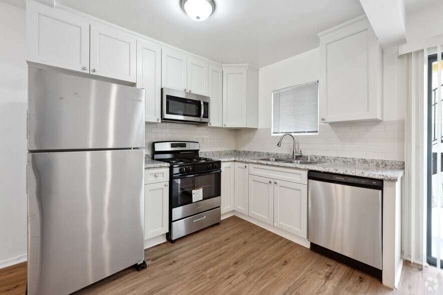 1BR, 1BA - 735SF - 7550 Fountain Ave