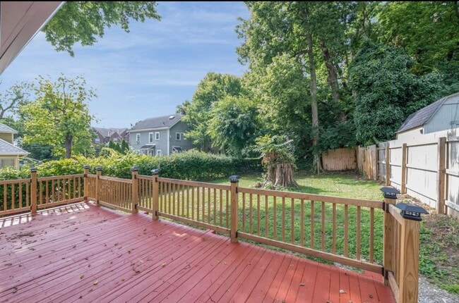 Building Photo - E. WALNUT HILLS - Cute 2 bed in upper of 2 family