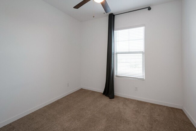 Building Photo - Like Brand New Luxurious Modern 3 Bedroom ...