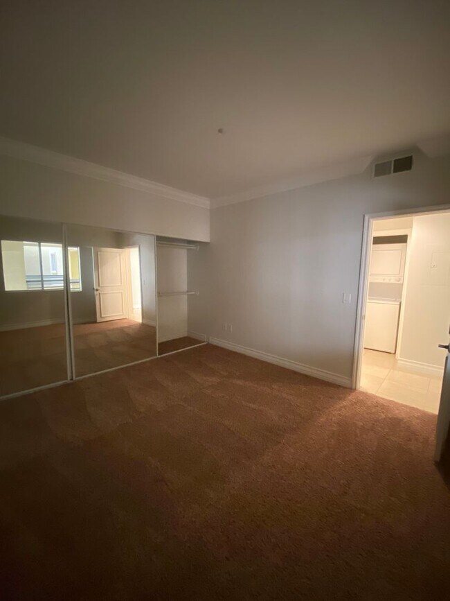 Building Photo - Gorgeous unfurnished 1 bedroom at the fabulous Meridian