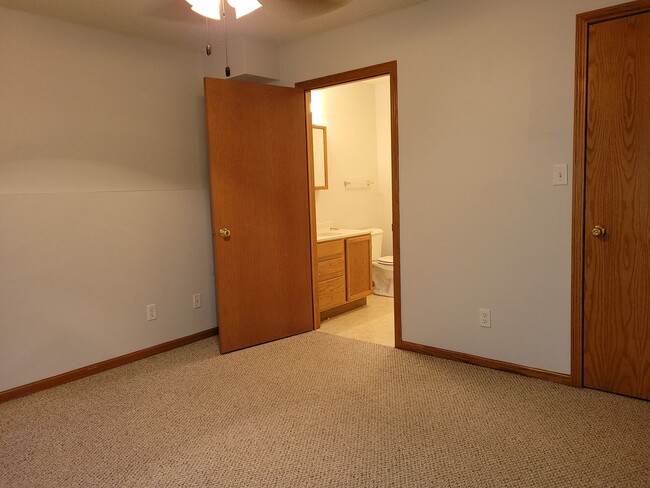 Building Photo - 2 bedroom 2 bath condo - Great Marion Loca...