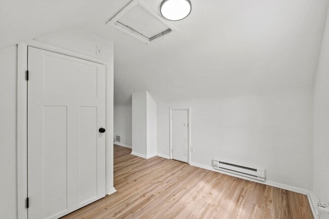 Building Photo - 2 BEDROOM HOME!