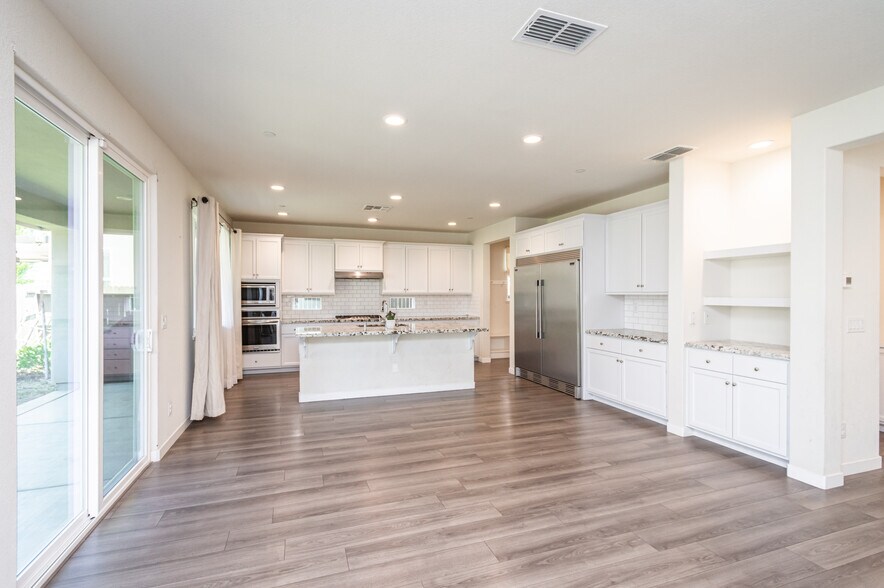 Building Photo - 4455 English Elm St