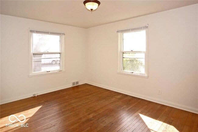 Building Photo - 210 W Sycamore St