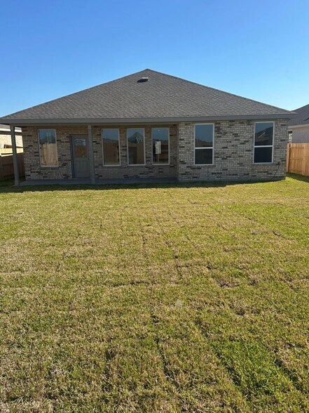 Building Photo - 830 Heaven Dr