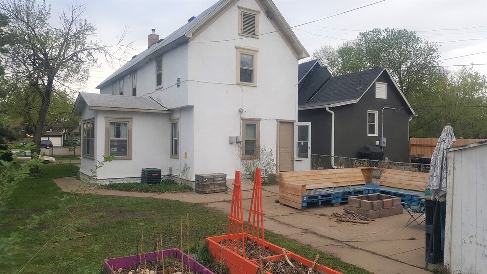 Building Photo - 1715 6th St NE