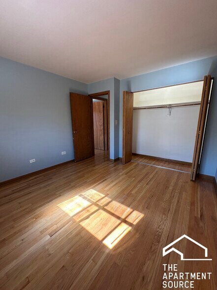 Building Photo - 1004 S River Rd