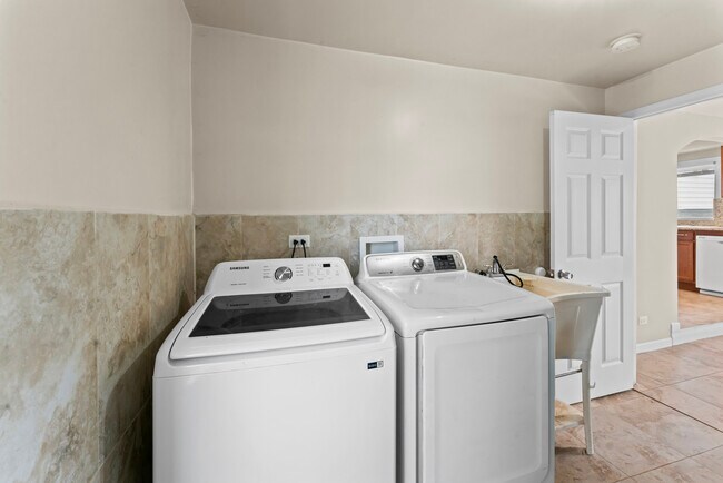 Building Photo - 2916 Oakwood Ave