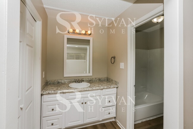 Building Photo - Step into this stunning 3-bedroom, 2-bathr...