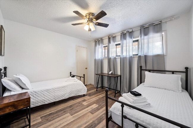 Building Photo - Fully Furnished Rental!!