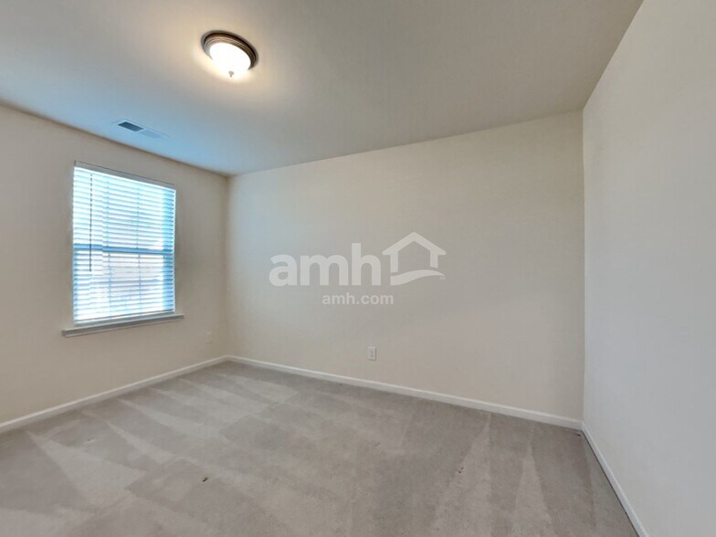 Building Photo - 154 Eden Ave