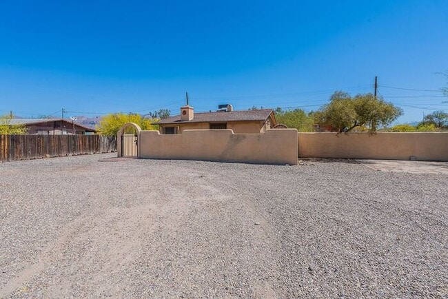 Building Photo - Centrally Located 4-Bed, 2-Bath Tucson Rental – Near U of A