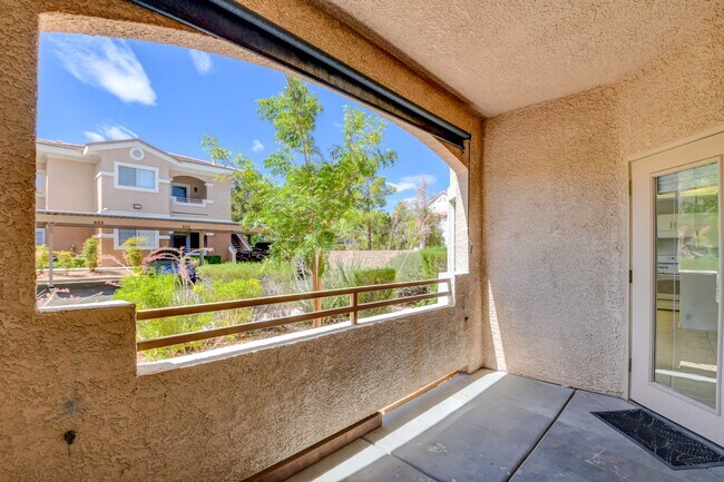 Building Photo - Beautiful 2BR / 2BA Renovated / Modern Con...