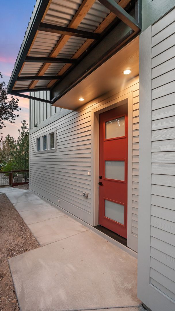 Building Photo - 122 Caliente St