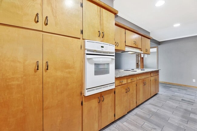 Building Photo - Coming available in February!