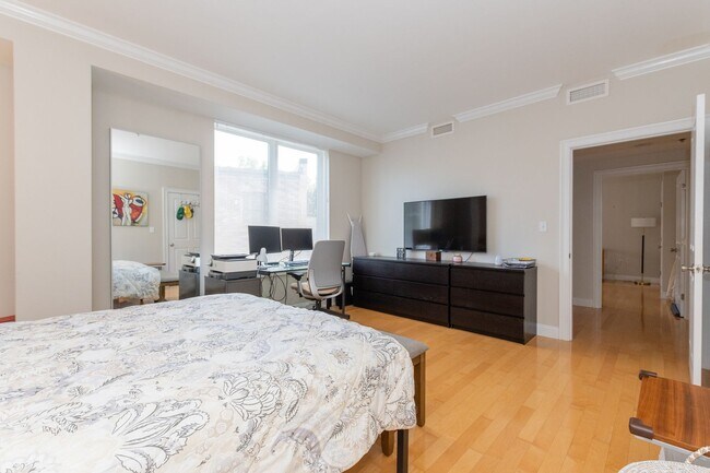 Building Photo - Amazing Brookline 3 bed 2.5 bath....