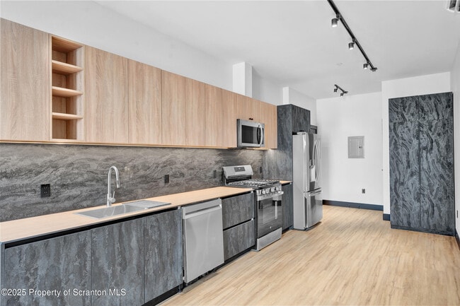 Building Photo - 115 Penn Ave