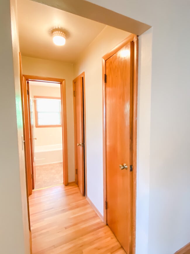 Building Photo - Leann Apartments