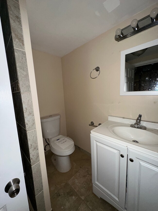 Building Photo - 299 Dashwood Dr