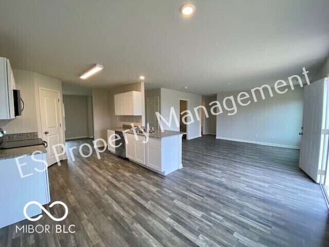 Building Photo - 2608 W Kings Cyn Dr