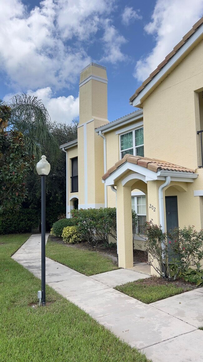 Building Photo - 148 SW Peacock Blvd