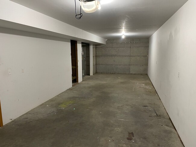 Building Photo - Amazing 3 Bedroom Condo with Garage and Vi...