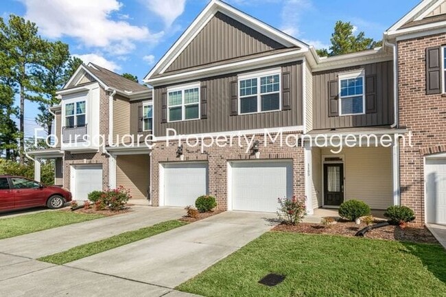 Building Photo - Townhome| Screened -In Back Porch |One Car...