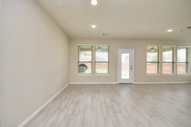 Building Photo - 28215 Shorecrest Ln