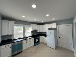 Building Photo - 9 Division St