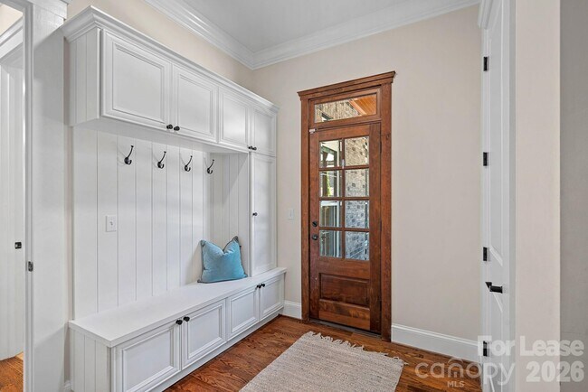 Building Photo - 3813 Lakeside Dr