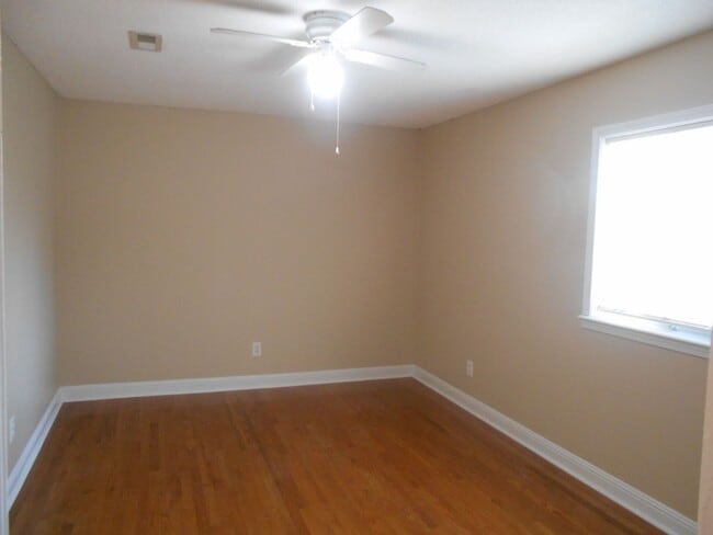 Building Photo - 2 bedroom townhome blocks from the beach.