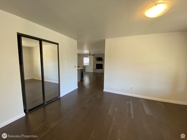 Building Photo - 3bd/2ba Single-Level Home - Close to Downt...