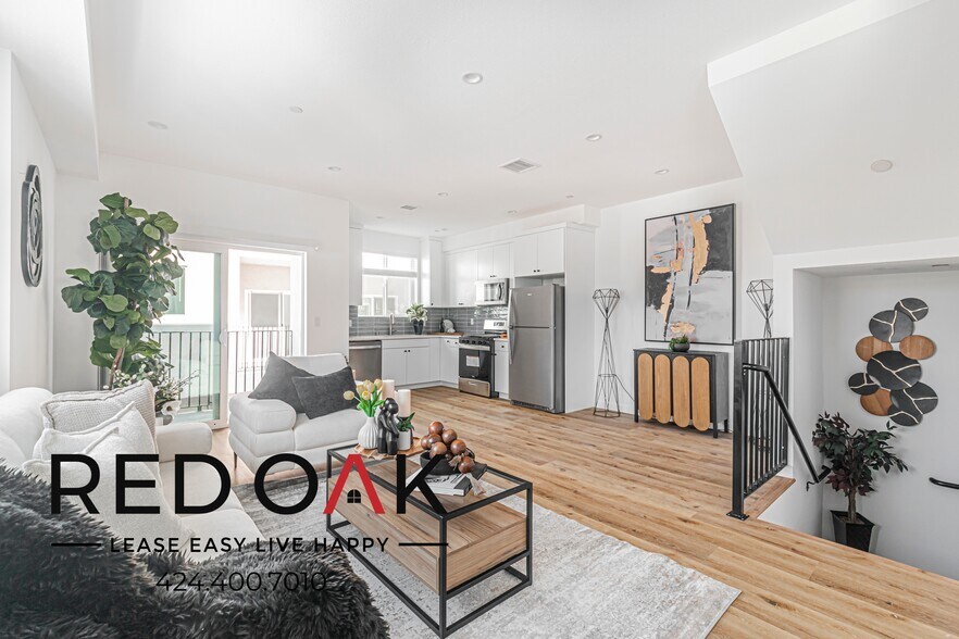 Building Photo - 11952 Vanowen St