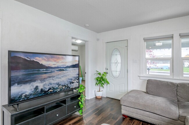 Building Photo - 117 Mosman Ave SW