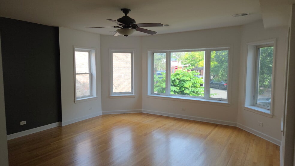 Living room - 3318 N Keystone Ave
