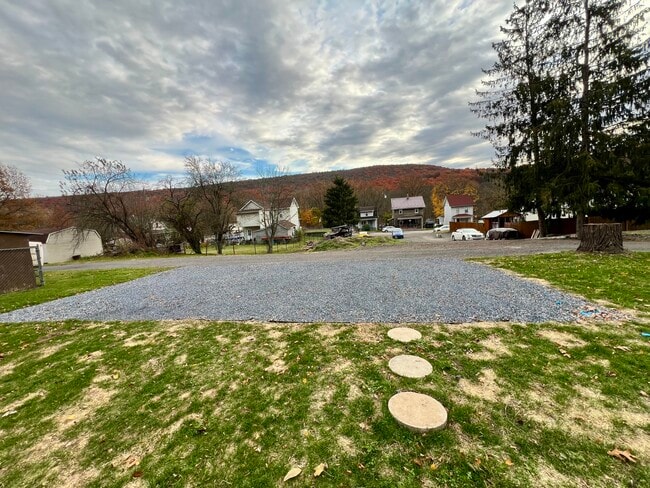 Building Photo - 423 Center St