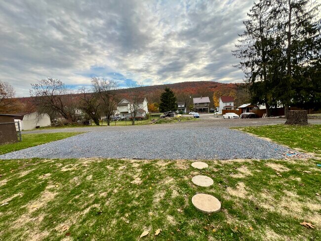 Building Photo - 425 Center St