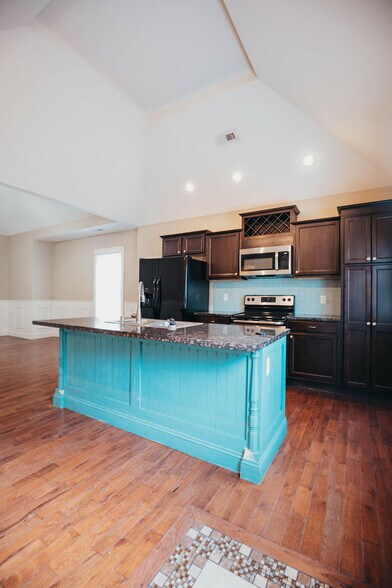 Building Photo - 1046 E Walnut St