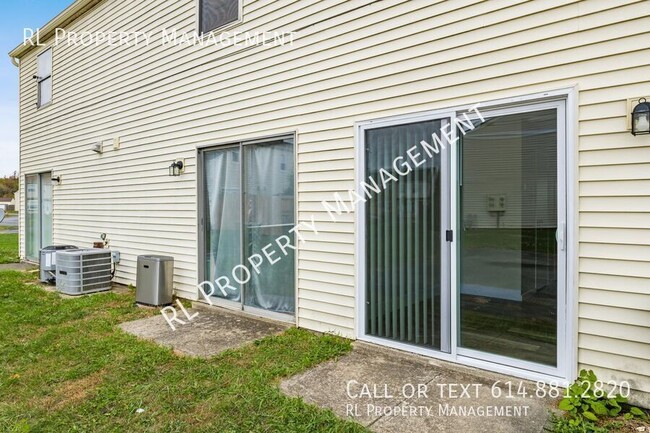 Building Photo - Spacious 2 bedroom 1.5 bathroom townhome n...