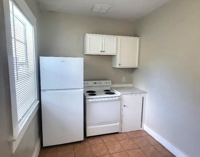 Building Photo - 2.0 bedroom in St. Petersburg Florida 33705