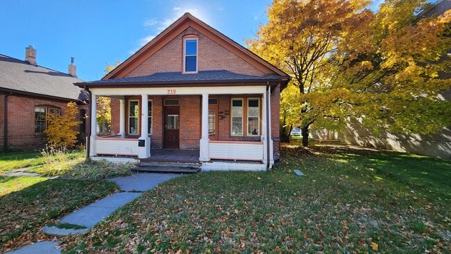 Building Photo - Charming House Near Providence