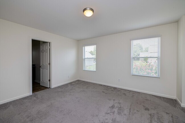 Building Photo - 3BD/2.5BTH Townhome North Western School District - SPRING SPECIAL