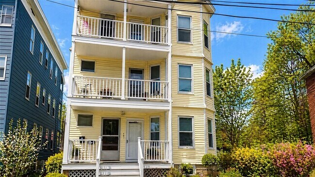Building Photo - 37 Waverly St