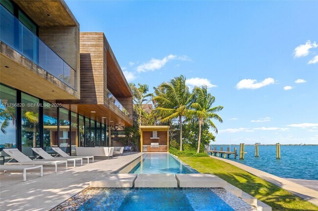 Building Photo - 825 E Dilido Dr